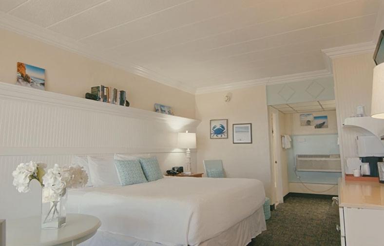 Deluxe King Bed with Balcony - Upstairs at Gaido's Seaside Inn, photo 2