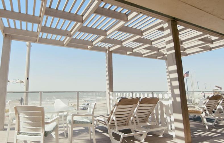 Deluxe King Bed with Balcony - Upstairs at Gaido's Seaside Inn, photo 3